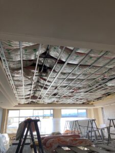 トライネット本社改修工事：天井の張替。