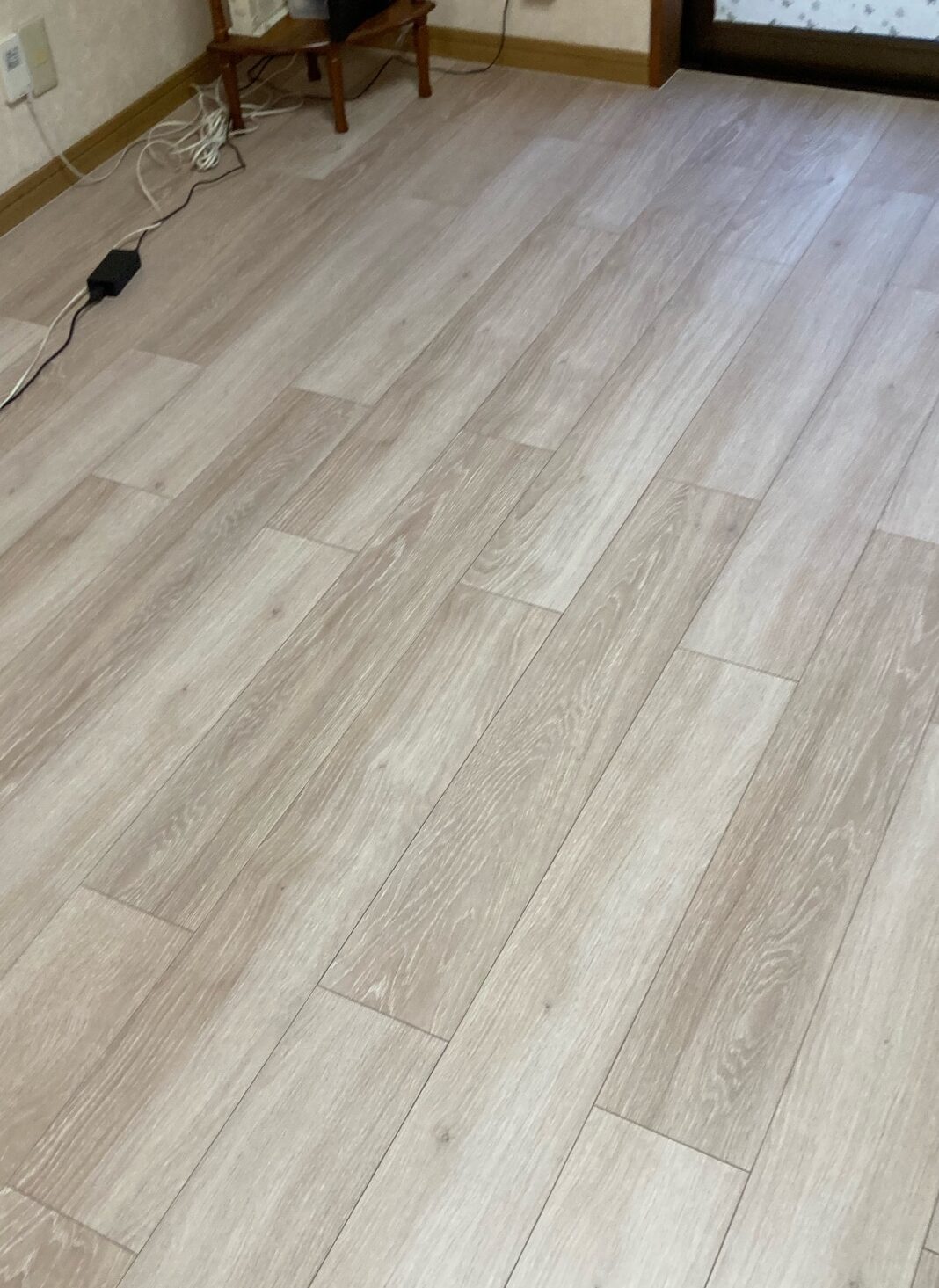 既存の上に貼るだけフローリング