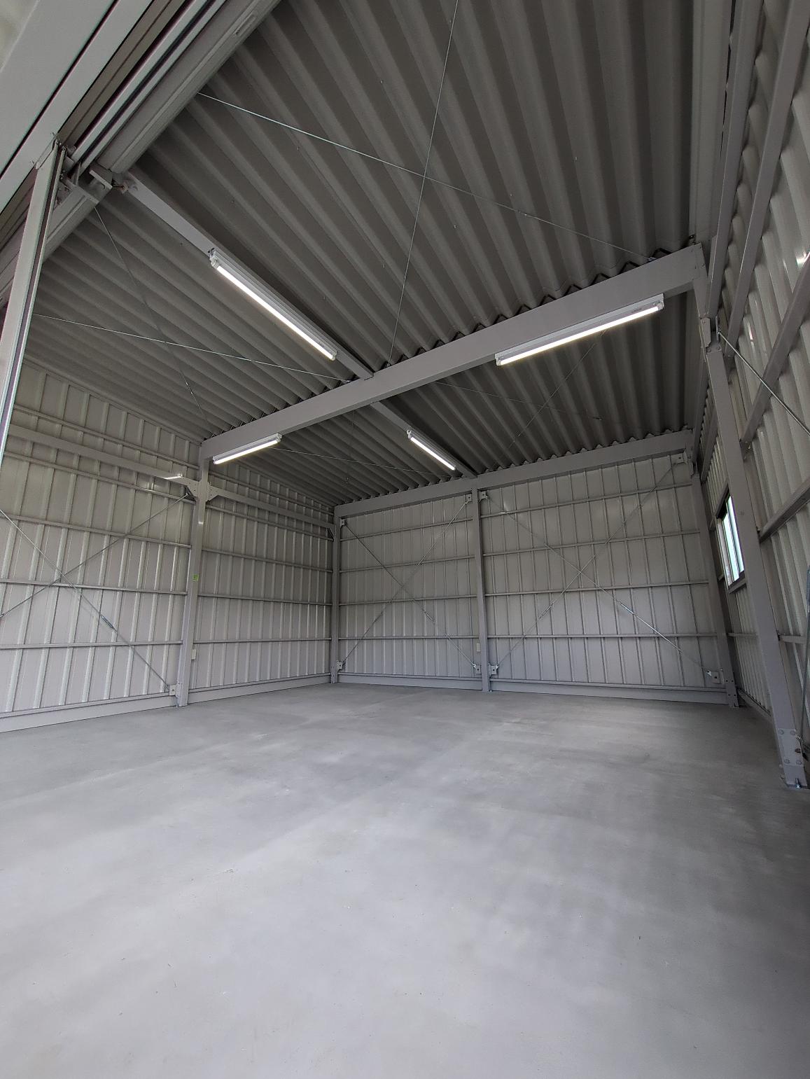 古い倉庫から車庫へ、暮らしの再編