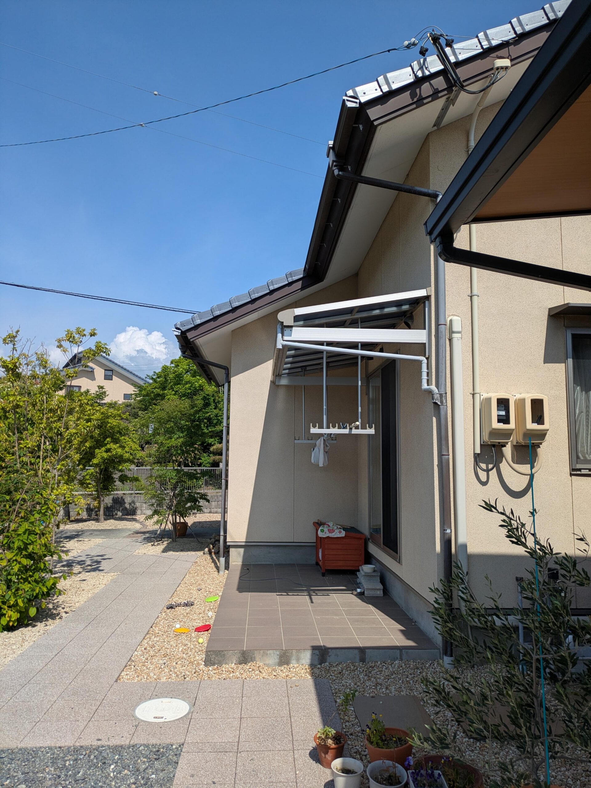 外観の印象がガラリと変わる!ひさし屋根のリフォーム。