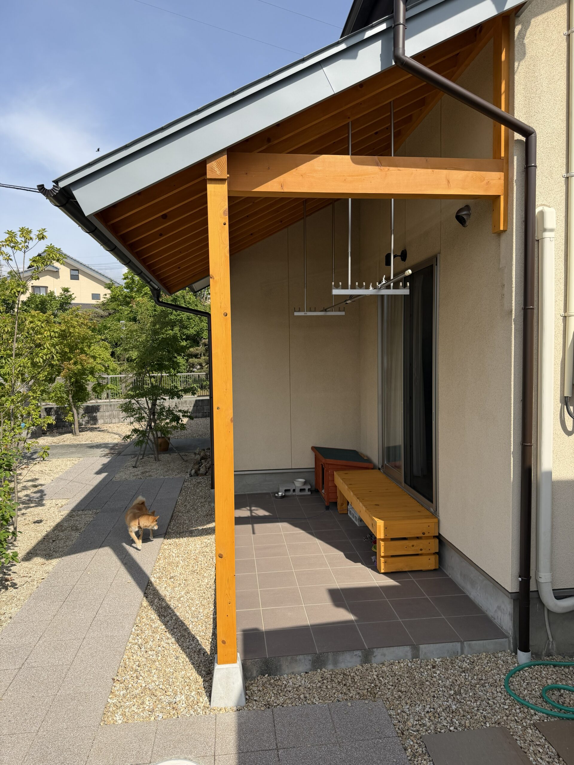 外観の印象がガラリと変わる!ひさし屋根のリフォーム。