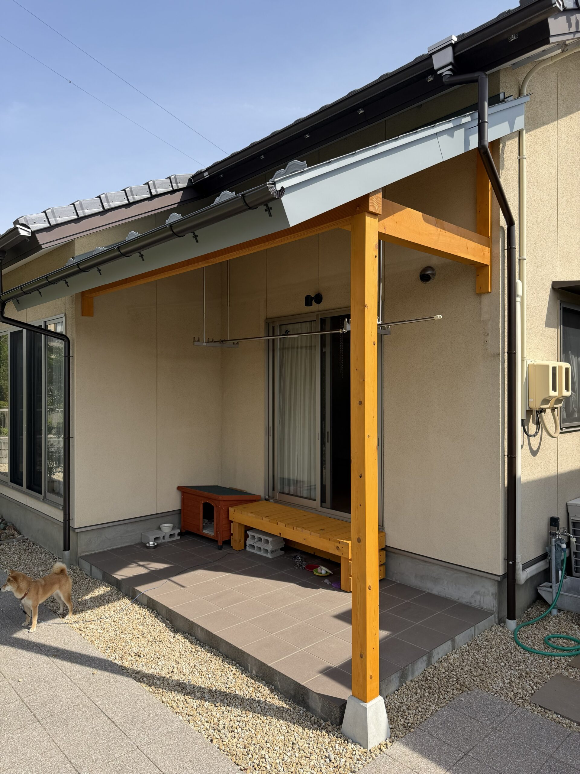 外観の印象がガラリと変わる!ひさし屋根のリフォーム。